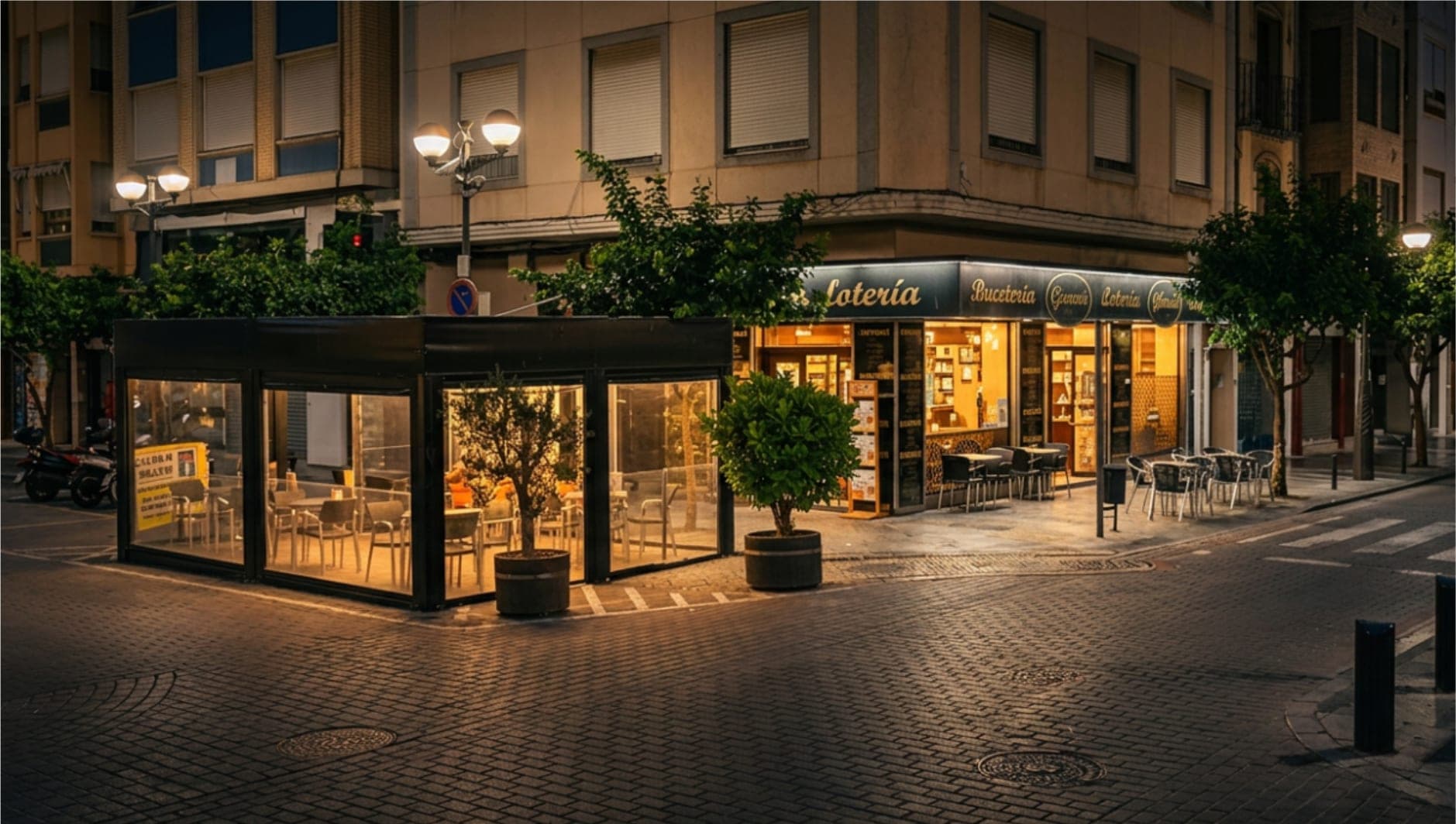 La Revancha de noche: su terraza acristalada iluminada en una esquina de Sagunto